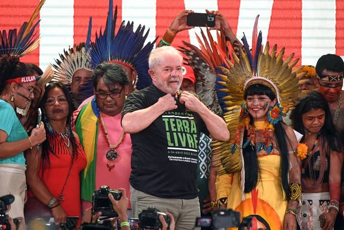 Luiz Inácio Lula da Silva durante un acto en el Campamento Indígena de Terra Livre, en Brasilia, el 12 de abril. · Foto: Evaristo Sa, AFP