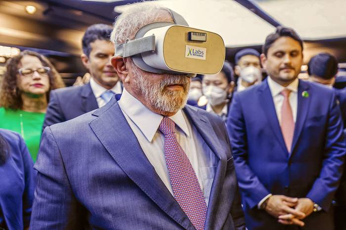 Luiz Inácio Lula da Silva prueba un casco de realidad virtual en el Centro de Investigación y Desarrollo de Huawei en Shanghái, China (13.04.2023). · Foto: Ricardo Stuckert, presidencia brasileña, AFP