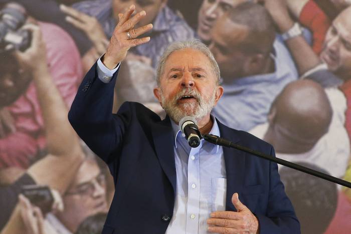 El expresidente brasileño Luiz Inácio Lula da Silva durante una rueda de prensa pública, en São Bernardo do Campo, Brasil. · Foto: Fernando Bizerra Jr., EFE