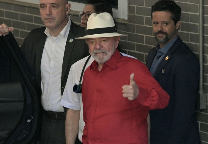 Luiz Inácio Lula da Silva, el 19 de diciembre, a la salida de su internación en el Hospital Sirio-Libanés, en San Pablo, Brasil. · Foto: Nelson Almeida, AFP