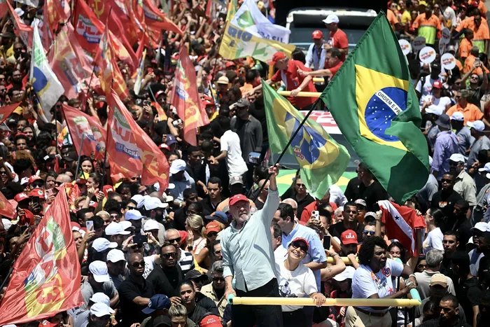 Luiz Inácio Lula da Silva, el 24 de octubre en la playa de Copacabana, en Río de Janeiro. · Foto: Mauro Pimentel, AFP