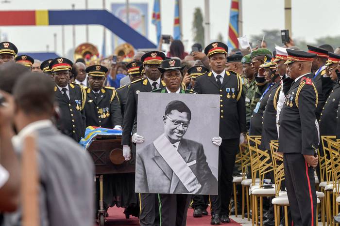 Procesión que lleva los únicos restos que se conservan del asesinado héroe independentista congoleño Patrice Lumumba, el 30 de junio de 2022, en Kinshasa. · Foto: Arsenio Mpiana, AFP
