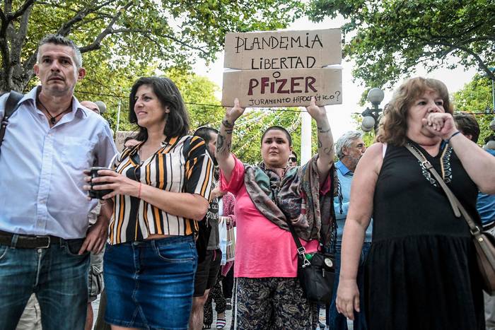 Manifestación de Uruguayos por la Verdad, apoyada por Médicos por la Verdad, el 19 de febrero de 2021, en la plaza Cagancha.
 · Foto: Javier Calvelo, adhocFOTOS