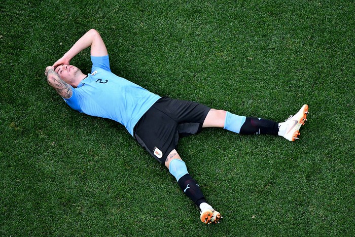 El defensa de Uruguay José Giménez reacciona después de conceder un segundo gol durante el partido de cuartos de final de la Copa del Mundo Rusia 2018 entre Uruguay y Francia en el Estadio Nizhny Novgorod en Nizhny Novgorod 
Foto: Antonin Thuillier/ AFP