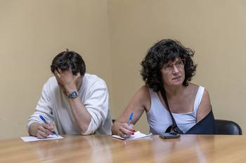 Andrea Martini, titular de la radio M24, junto a su abogado, durante un encuentro tripartito con los trabajadores de M24, representantes de APU y autoridades del Ministerio de Trabajo, el 24 de noviembre. · Foto: Rodrigo Viera Amaral