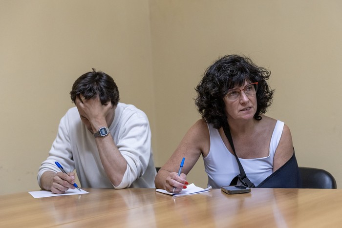 Andrea Martini, titular de la radio M24, junto a su abogado, durante un encuentro tripartito con los trabajadores de M24, representantes de APU y autoridades del Ministerio de Trabajo, el 24 de noviembre. · Foto: Rodrigo Viera Amaral