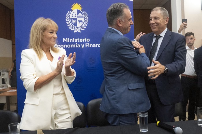 Carolina Cosse, Yamandú Orsi y Gabriel Oddone, el 5 de marzo, en el Ministerio de Economía y Finanzas. · Foto: Alessandro Maradei