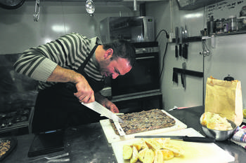 Adrian Orio en el restaurante Macachìnes, en Maldonado. Foto: Federico Gutiérrez Adrian Orio en el restaurante Macachìnes, en Maldonado. Foto: Federico Gutiérrez