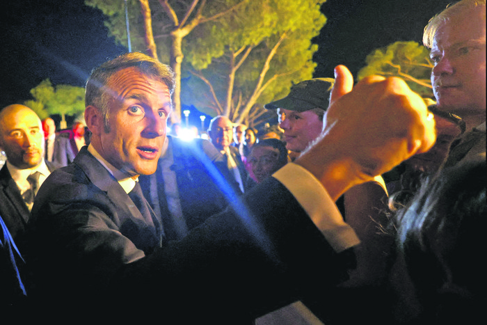 Emmanuel Macron durante la conmemoración del 80º aniversario de la liberación de Bormes-les-Mimosas. · Foto: Manon Cruz, pool, AFP