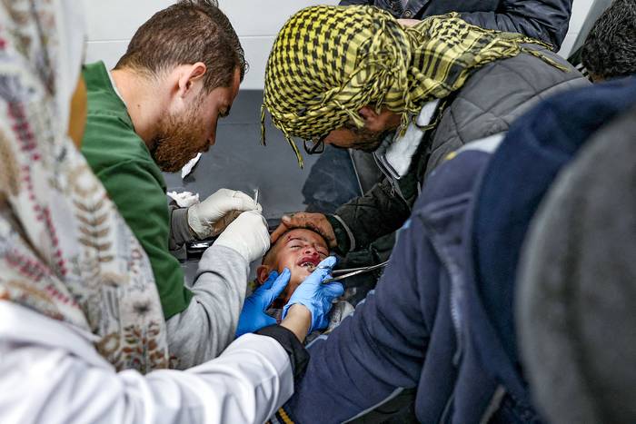 Un niño es asistido por las heridas sufridas en el bombardeo israelí, este miércoles, en el hospital Al-Kuwaiti en Rafah, en la Franja de Gaza. · Foto: Said Khatib, AFP