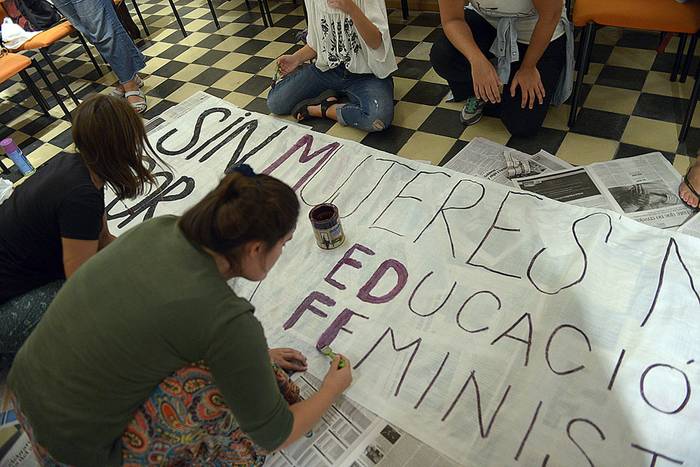 Colectivo Maestras por el 8M durante una pintada de pancartas para la marcha feminista, el lunes, en la Casa del Maestro. Foto: Andrés Cuenca