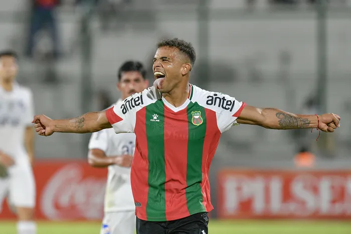 Maximiliano Noble, de Deportivo Maldonado, tras convertir de penal el cuarto gol de su equipo, el 11 de abril en el estadio Domingo Burgueño, en Maldonado. · Foto: Fernando Morán, Agencia Gamba