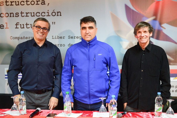 Gerardo Viñales, Andrés Lima y César Teijón, durante el lanzamiento de campaña lista 318, el 4 de setiembre, en la casa del Frente Amplio Maldonado. · Foto: Natalia Ayala