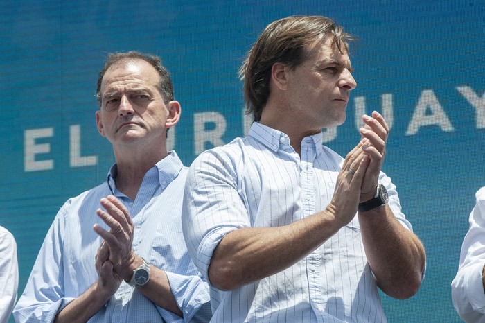 Guido Manini Ríos y Luis Lacalle Pou, el 30 de noviembre de 2019, en la rambla de Kibón.  · Foto: Federico Gutiérrez