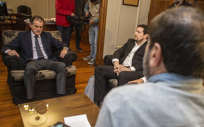Guido Manini Ríos y Fernando Pereira, en la sede del Frente Amplio (20.09.2022). · Foto: Ernesto Ryan
