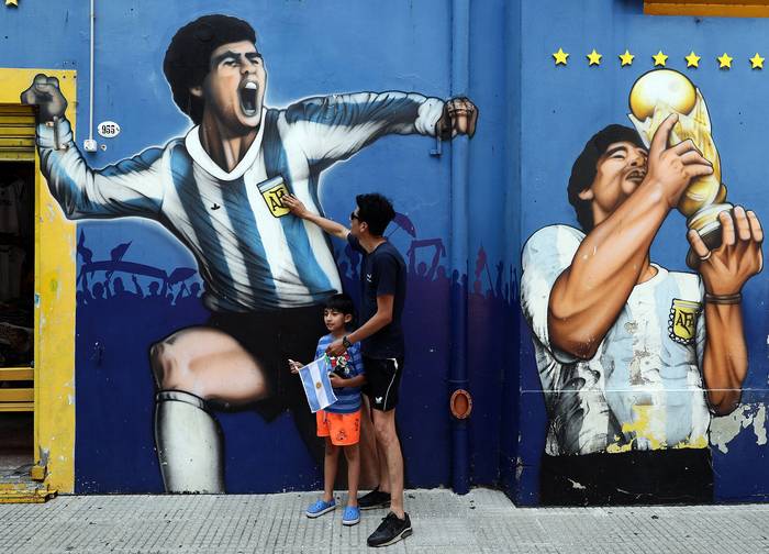 Mural que homenajea a Diego Maradona, ayer, en el barrio de La Boca, en Buenos Aires. · Foto: Alejandro Pagni, AFP