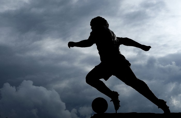Estatua de Diego Armando Maradona realizada por el escultor italiano Domenico Sepe, en Nápoles, Italia (archivo, noviembre de 2021). · Foto: Filippo Monteforte, AFP