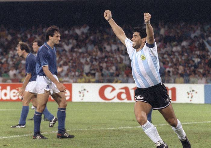 Diego Armando Maradona, festeja un gol a Italia durante la semifinal de la Copa del Mundo, en Nápoles, Italia (archivo, julio de 1990). · Foto: Daniel García, AFP