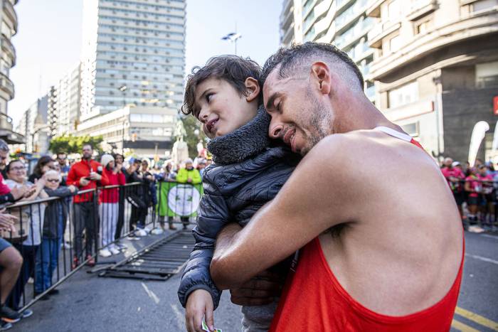 Nicolás Cuestas ganador de la 7ª Maratón de Montevideo, ayer, en la llegada. · Foto: Mauricio Zina