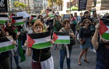 Movilización en contra del gobierno israelí y los acuerdos con el gobierno uruguayo, el 26 de marzo, en la Torre Ejecutiva. · Foto: Mara Quintero