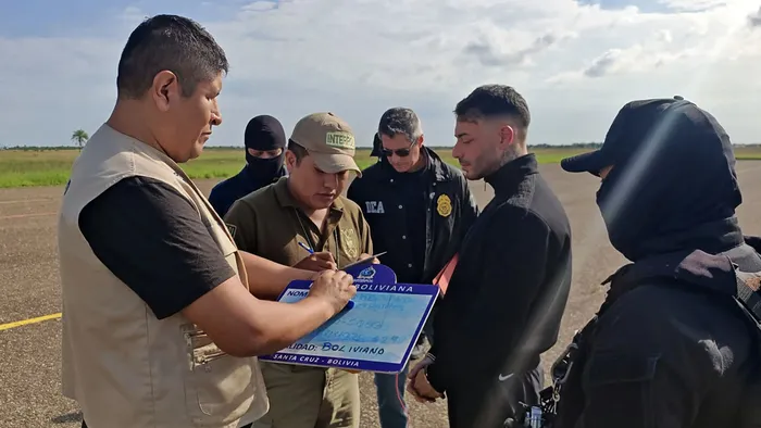 Sebastián Marset junto a efectivos de la Policía Boliviana y la DEA, en el aeropuerto Viru Viru de Santa Cruz (archivo). · Foto: Secretaría Nacional Antidrogas de Paraguay, AFP