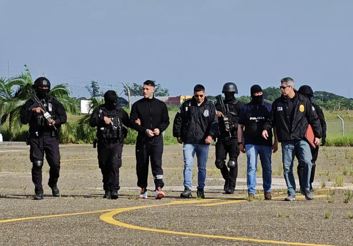 Detención de Sebastián Marset por parte de efectivos de la Policia Boliviana y la DEA, en el aeropuerto Viru Viru de Santa Cruz, Bolivia. 
Foto: Secretaría Nacional Antidrogas de Paraguay, AFP