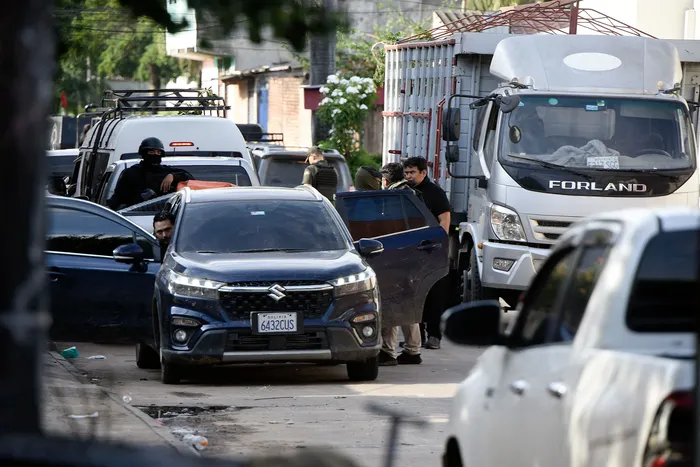 Operación policial por la detención de Sebastián Marset, en el barrio Las Palmas de Santa Cruz, el 13 de marzo. · Foto: Rodrigo Urzagasti, AFP