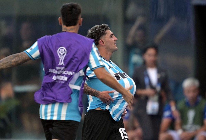 Racing, Gastón Martirena, de Racing tras anotar durante la final de la Copa Sudamericana, el sábado, en el estadio La Nueva Olla de Asunción. · Foto: Juan Mabromata