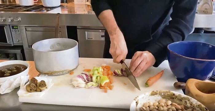 Massimo Bottura cocina en vivo en su cuenta de Instagram.
