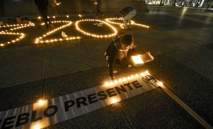 Intervención por la cantidad de víctimas de covid-19 en la Plaza Independencia. · Foto: Federico Gutiérrez