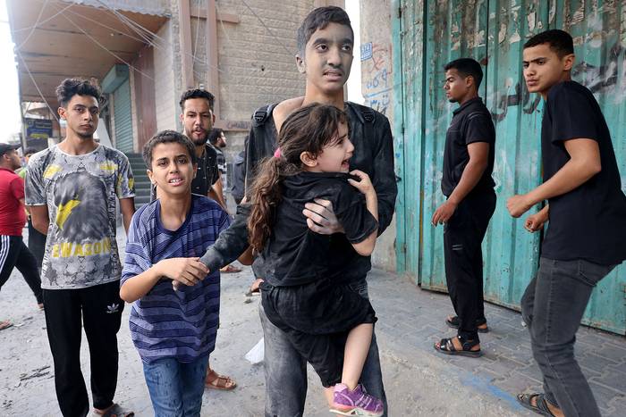Jóvenes palestinos después de un ataque israelí, en Rafah, en el sur de la Franja de Gaza (12.10.2023). · Foto: Said Khatib, AFP