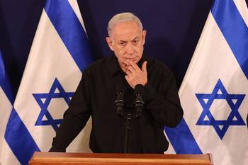 Benjamin Netanyahu, durante una conferencia de prensa en la base militar de Kirya, en Tel Aviv (archivo, 2023). · Foto: Abir Sultan / Pool / AFP