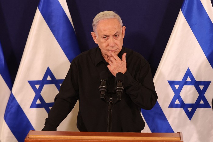 Benjamin Netanyahu, durante una conferencia de prensa en la base militar de Kirya, en Tel Aviv (archivo, 2023). · Foto: Abir Sultan / Pool / AFP