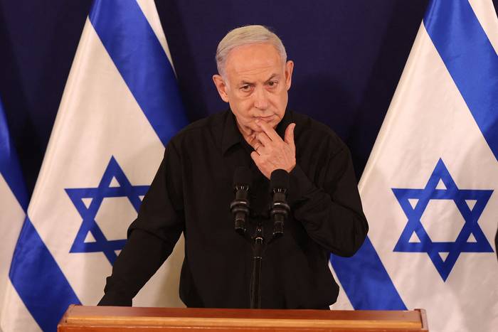 Benjamin Netanyahu, primer ministro israelí, durante una conferencia de prensa en la base militar de Kirya, en Tel Aviv. · Foto: Abir Sultan / Pool / AFP