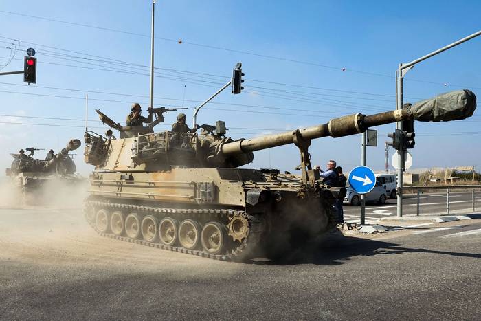 Vehículos de artillería israelíes se desplazan cerca de la frontera de Israel con la Franja de Gaza (01.11.2023). · Foto: Jack Guez, AFP
