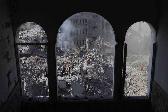 Edificios destruidos en un ataque israelí contra el campo de refugiados de Bureij, en el centro de la Franja de Gaza (02.11.2023). · Foto: Mahmud Hams,  AFP