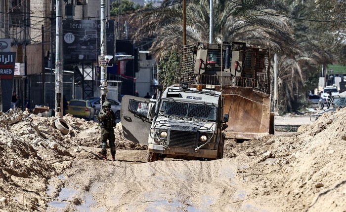 Fuerzas israelíes en el campamento de refugiados palestinos de Nur Shams, el 26 de febrero, después de haber emitido notificaciones de demolición de varias casas en la Cisjordania ocupada. · Foto: Zain Jaafar, AFP