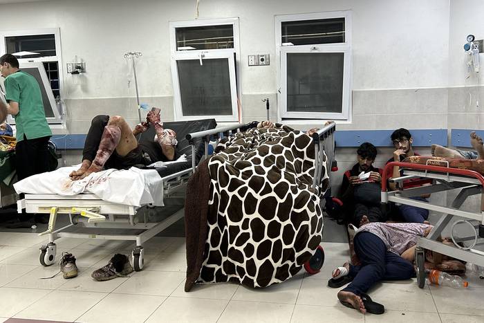 Pacientes en el hospital Al-Shifa en la ciudad de Gaza, el 10 de noviembre. · Foto: AFP