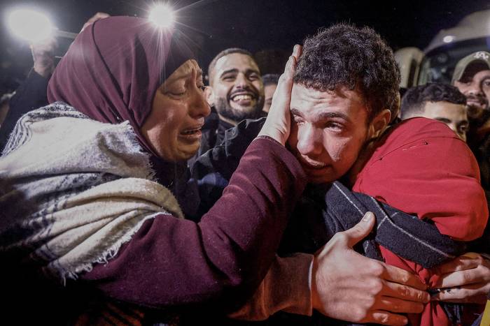 Un prisionero palestino recién liberado abraza a sus familiares, en Ramallah, en la ocupada Cisjordania (28.11.2023). · Foto: Kenzo Tribouillard / AFP