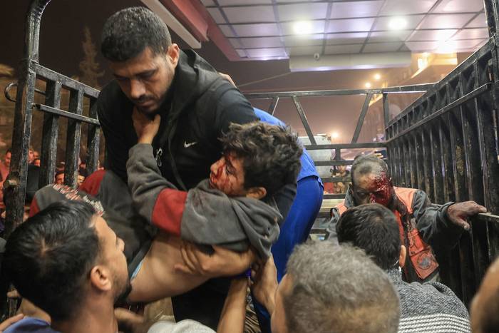 Palestinos heridos durante el bombardeo israelí llegan al hospital Nasser, este lunes, en Jan Yunis, en el sur de la Franja de Gaza. · Foto: Mahmud Hams,  AFP
