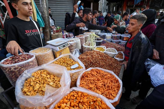 Palestinos comercian en una feria, el 9 de abril, en Rafah, Franja de Gaza. · Foto: Mohammed Abed, AFP