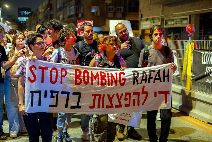 Manifestación contra el bombardeo en Rafah y por un alto el fuego, el 27 de mayo, en Tel-Aviv. · Foto: Yahel Gazit / Middle East Images / AFP