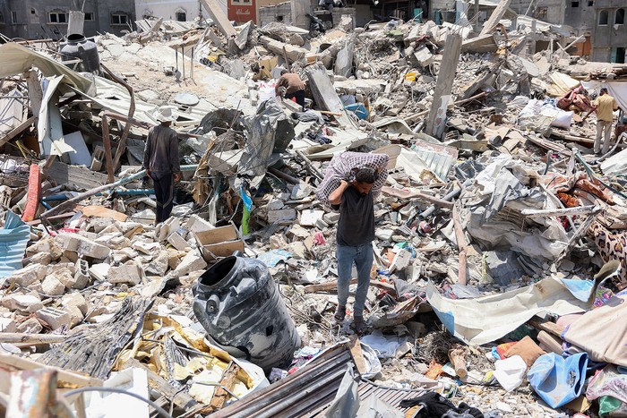 Búsqueda entre escombros en el campo de refugiados de Jabalia, el 3 de junio, en la Franja de Gaza. · Foto: Omar Al-Qattaa, AFP