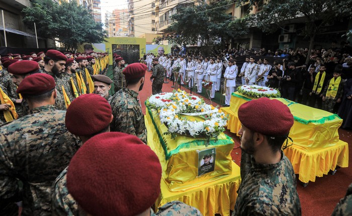 Combatientes de Hezbolá permanecen junto al cuerpo del principal comandante militar del grupo, Ibrahim Aqil, durante su funeral, el 22 de setiembre, en Beirut. · Foto: AFP