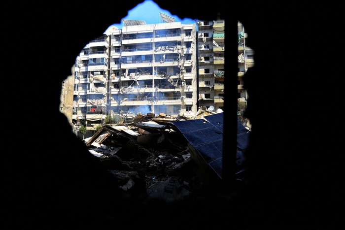 Edificio destruido en un ataque aéreo israelí, el 2 de octubre, en un barrio de los suburbios del sur de Beirut. · Foto: AFP