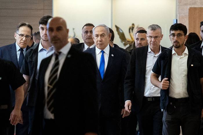 El primer ministro israelí, Benjamín Netanyahu (c), llega a una reunión del partido en el parlamento israelí, la Knesset, este lunes, en Jerusalén. · Foto: Oren Ben Hakoon, AFP