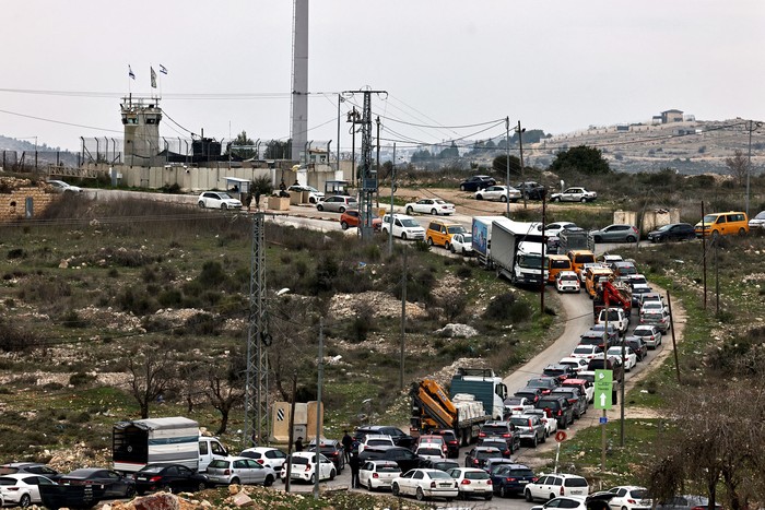 Cola de vehículos en el puesto de control israelí de Atara, cerca de Ramallah, el 22 de enero, en la Cisjordania ocupada. · Foto: Zain Jaafar, AFP