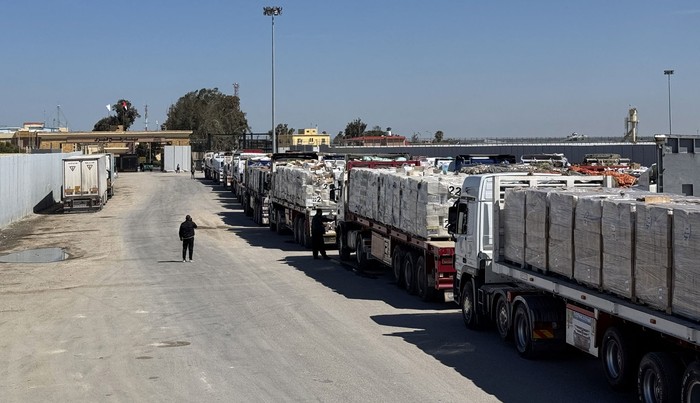 Ayuda humanitaria, el 2 de marzo, en el lado egipcio del cruce fronterizo de Rafah con la Franja de Gaza. · Foto: AFP