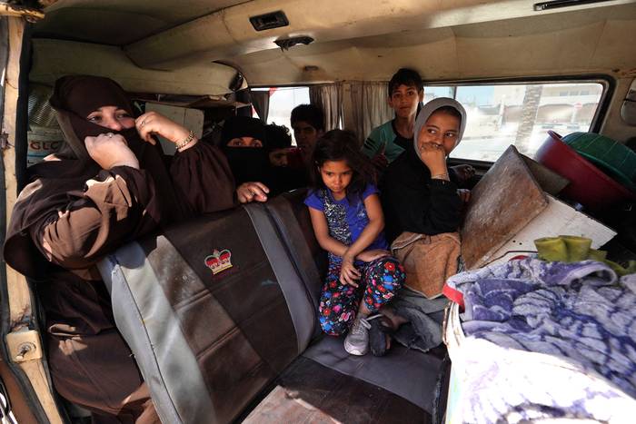 Palestinos huyen con sus pertenencias, el 29 de mayo, en Rafah, Franja de Gaza. · Foto: Bashar Taleb, AFP