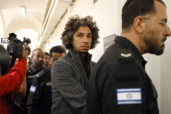 El librero palestino Ahmad Muna es llevado por la Policía israelí, el 10 de febrero, hasta el juzgado de Jerusalén. · Foto: John Wessels / AFP